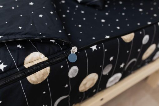 Juego de Cama con Tema del Espacio para Niños, Ropa de Cama con Cremallera Duradera, Sabanas Negras y Edredon del Sistema Solar y Estrellas del Universo, Incluye Funda de Almohada y Cojin, Facil de Hacer y Lavar - Imagen 4