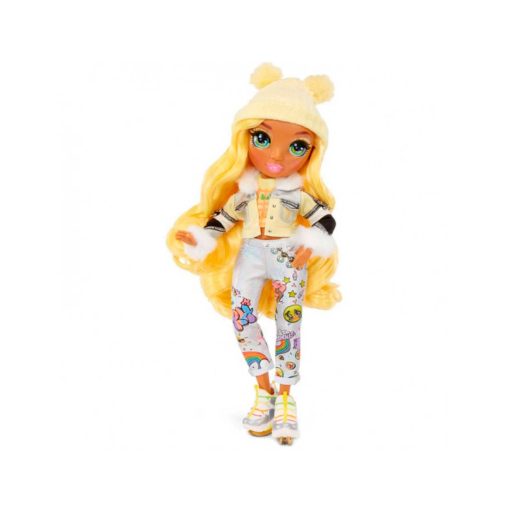 Rainbow High Winter Break Sunny Madison - Muneca de moda amarilla y juego con 2 conjuntos de disenador, par de esquis y accesorios