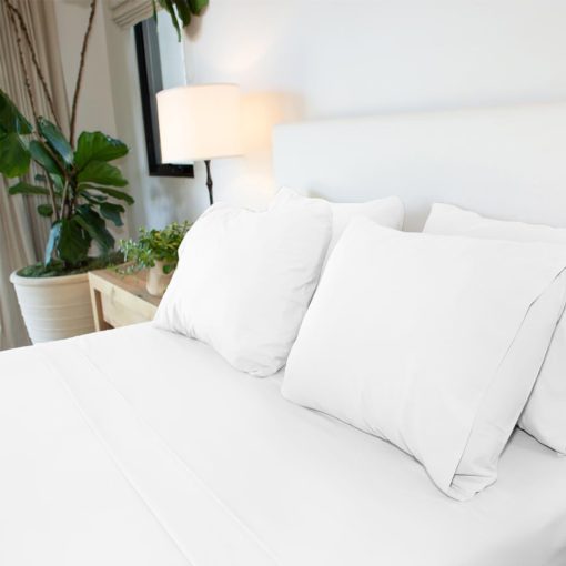 Juego de sabanas de la Coleccion Lux de Jennifer Adams, juego de 4 piezas de sabanas y fundas de almohada de microfibra - Ultra suave, transpirable y resistente a las arrugas para cama tamano Queen (Blanco)