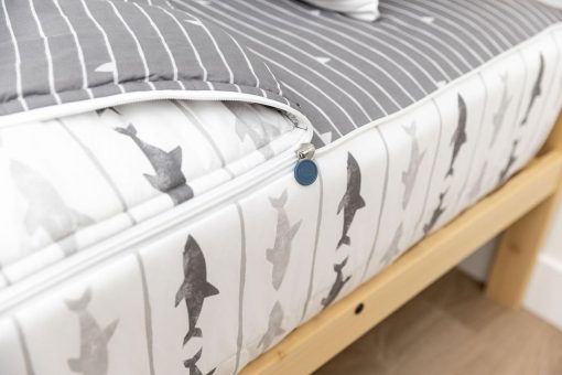 Set de Cama Beddy's Tema Tiburones Blancos para Ninos, Ropa de Cama con Cremallera Duradera, Funda Nordica en una Bolsa, Sabanas y Edredon en Blanco y Gris con Diseno de Tiburon, Incluye Funda de Almohada y Almohada Facil de Hacer y Lavar - Imagen 4