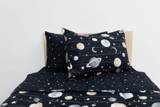 Juego de Cama con Tema del Espacio para Niños, Ropa de Cama con Cremallera Duradera, Sabanas Negras y Edredon del Sistema Solar y Estrellas del Universo, Incluye Funda de Almohada y Cojin, Facil de Hacer y Lavar - Imagen 3