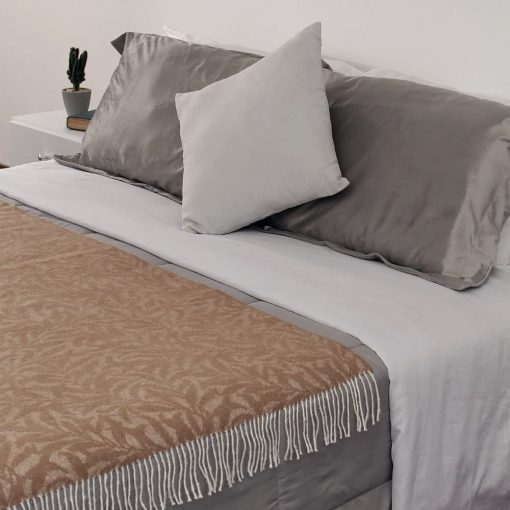 Manta Floral de Lana de Alpaca 100% Tejida a Mano Diseño Floral Suave y Calido 65" x 65" (Camello/Beige/Blanco) - Imagen 3