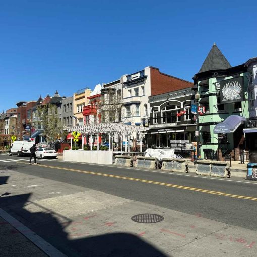 Escapely Outdoor Escape Room - Washington D.C. - Adams Morgan | Escapa de la Ciudad | Juego de Misterio Multijugador Interactivo para tu Ciudad - Imagen 7