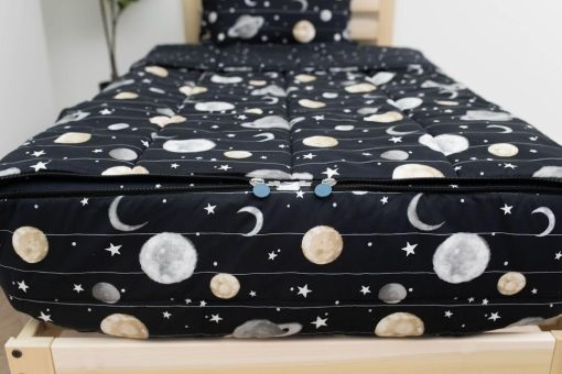 Juego de Cama con Tema del Espacio para Niños, Ropa de Cama con Cremallera Duradera, Sabanas Negras y Edredon del Sistema Solar y Estrellas del Universo, Incluye Funda de Almohada y Cojin, Facil de Hacer y Lavar - Imagen 6