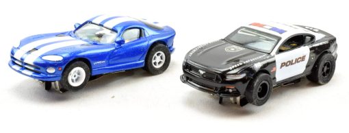 Set de Carrera de Coches Auto World/Premium Hobbies Highway Getaway Mustang VS Viper Escala HO CP7974 - Imagen 6