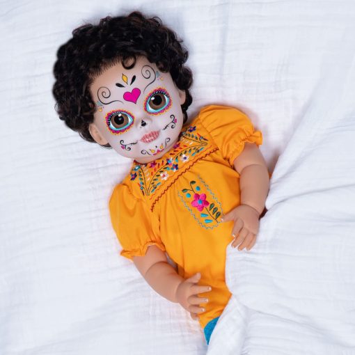 Muneca Paradise Galleries - Nina Dia de Los Muertos 21" Pintura Facial de Calavera con Bordado Tradicional y Cabello Suave, Set de Regalo Azuquita de 3 Piezas para Mayores de 3 anos - Imagen 5