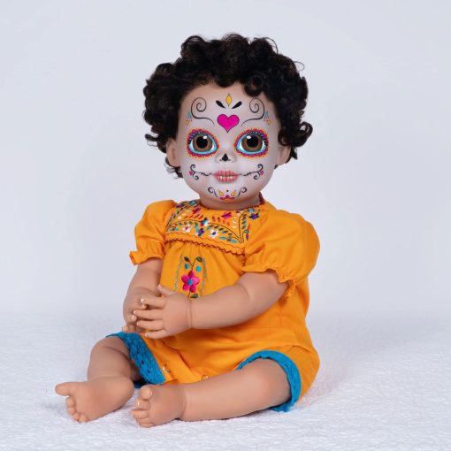 Muneca Paradise Galleries - Nina Dia de Los Muertos 21" Pintura Facial de Calavera con Bordado Tradicional y Cabello Suave, Set de Regalo Azuquita de 3 Piezas para Mayores de 3 anos - Imagen 6