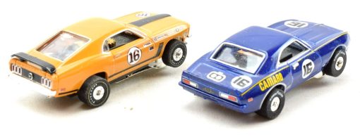 Auto World/Premium Hobbies T/A Challenge Mustang VS Camaro Set de Carreras de Autos Slot Escala HO CP7973 - Imagen 7