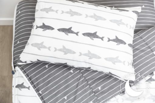 Set de Cama Beddy's Tema Tiburones Blancos para Ninos, Ropa de Cama con Cremallera Duradera, Funda Nordica en una Bolsa, Sabanas y Edredon en Blanco y Gris con Diseno de Tiburon, Incluye Funda de Almohada y Almohada Facil de Hacer y Lavar