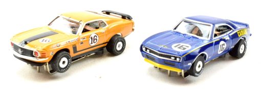 Auto World/Premium Hobbies T/A Challenge Mustang VS Camaro Set de Carreras de Autos Slot Escala HO CP7973 - Imagen 6