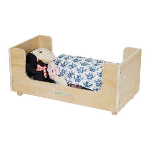 Cama de Juguete de Madera Manhattan Toy Sleep Tight con Almohada y Manta para Munecas y Peluches - Imagen 4