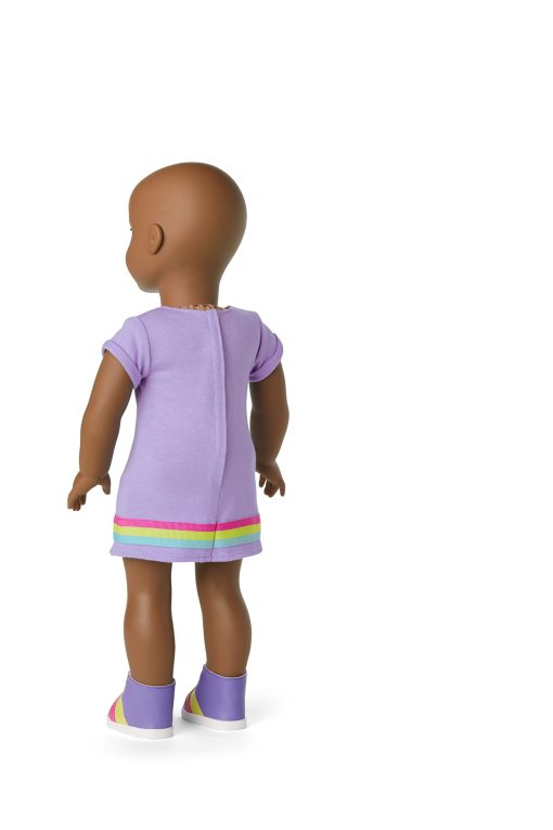 Muneca American Girl Truly Me de 18 pulgadas #114 con Ojos Marrones, Sin Pelo, Piel Oscura, Vestido Morado Estampado de Camiseta, Para Ninas de 6+ anos - Imagen 4