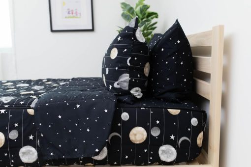 Juego de Cama con Tema del Espacio para Niños, Ropa de Cama con Cremallera Duradera, Sabanas Negras y Edredon del Sistema Solar y Estrellas del Universo, Incluye Funda de Almohada y Cojin, Facil de Hacer y Lavar