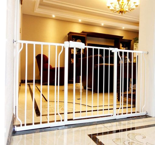 ALLAIBB Puerta de Seguridad Extra Ancha de Metal Blanco para Bebes, Perros y Mascotas con Cierre Automatico Ideal para Escaleras, Puertas, Cocinas y Salas Adecuado para 57.48-62.20 pulgadas