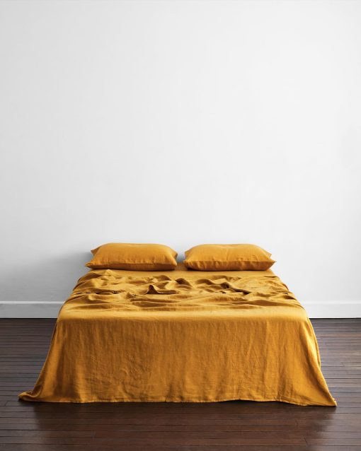 Sabana Plana de Lino Bed Threads - 100% Lino Frances - 170 GSM - Lujo y Ecologico - Transpirable, Duradero y Ultra Suave - Sabana Plana Individual - Lavable a Maquina - Full/Queen - Curcuma