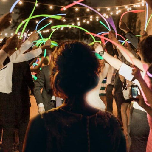 Paquete de 100 Collares luminosos Glow Fever 22'' con Conectores, Palos Luminosos Neon para Fiestas, Festivales, Raves, Conciertos, Cumpleanos y Bodas, Color Rosa - Imagen 4