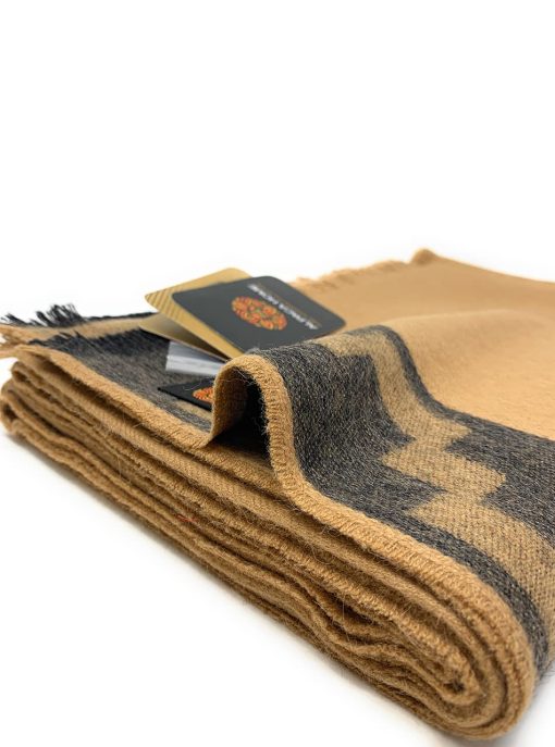 Alpaca Home | Manta de Tiro de 4 Estaciones Stepping Stones de Alpaca | 100% Lana de Alpaca Bebe | 6 pies de largo x 4.25 pies de ancho | Hipoalergenico y lujosamente suave (Tan/Charcoal) - Imagen 3