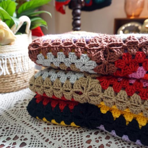 Manta hecha a mano de ganchillo estilo cuadrado de la abuela para regalo durante todo el año Decoracion de interiores y exteriores Manta de viaje de acento para sofa coche cama sillon sala de estar dormitorio 49" x35" (Marron) - Imagen 4