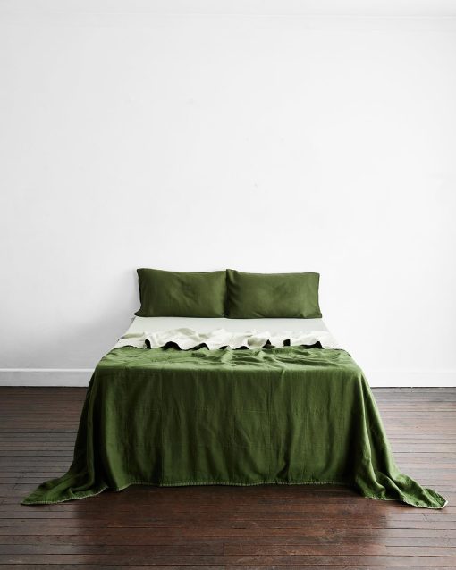 Colcha de lino Bed Threads - Lino 100% de lino frances y rayon derivado de bambu - Diseno reversible de dos tonos - Lavable a maquina - King/Cali King - Sage/Olive - Imagen 2