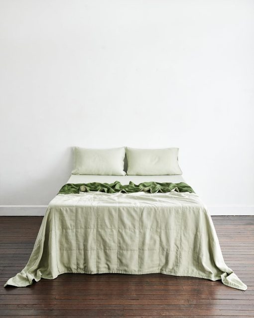 Colcha de lino Bed Threads - Lino 100% de lino frances y rayon derivado de bambu - Diseno reversible de dos tonos - Lavable a maquina - King/Cali King - Sage/Olive - Imagen 3