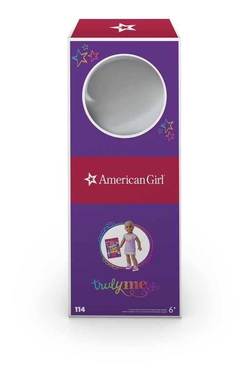 Muneca American Girl Truly Me de 18 pulgadas #114 con Ojos Marrones, Sin Pelo, Piel Oscura, Vestido Morado Estampado de Camiseta, Para Ninas de 6+ anos - Imagen 5