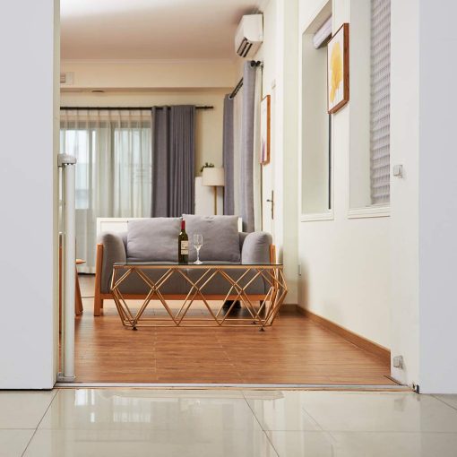 Puerta retractil extra ancha para bebes EasyBaby, 33" de alto, se extiende hasta 71" de ancho, Blanco/Puertas de seguridad para bebes, Puertas retractiles para mascotas para escaleras, puertas, pasillos, interiores y exteriores - Imagen 4