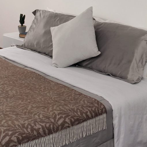 Manta de Lana de Alpaca Floral Garden - Diseno Floral Suave y Calido 100% Lana de Alpaca Tejida a Mano 65" x 65" (Cafe/Beige/Blanco) - Imagen 3
