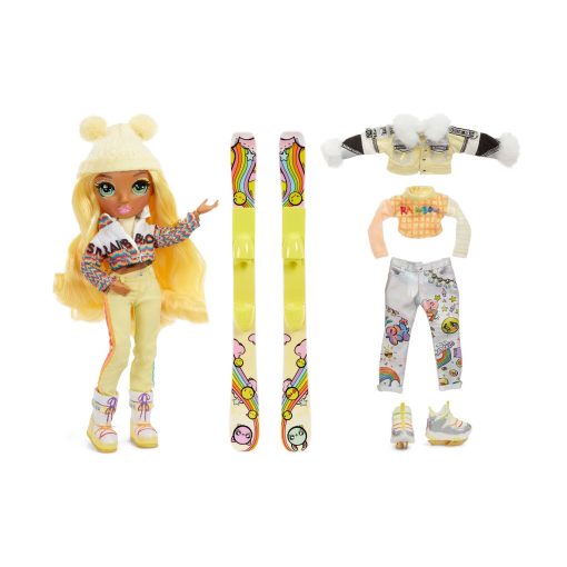 Rainbow High Winter Break Sunny Madison - Muneca de moda amarilla y juego con 2 conjuntos de disenador, par de esquis y accesorios - Imagen 4