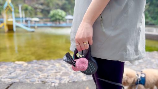 Porta Bolsas para Recoger Cacas de Perro con Brillantina - Dispensador de Bolsas para Mascotas con Mosqueton Metalico (Negro) - Imagen 4