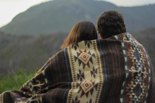 Manta de Tiro ALPAKITAS Inca | Manta de Tiro Tamano Twin | 70 x 45 pulgadas | Suave, Hipoalergenica y Transpirable | Manta Ecuatoriana Inca | Manta Exterior (Diseno Ancestral Gris y Amarillo) - Imagen 4
