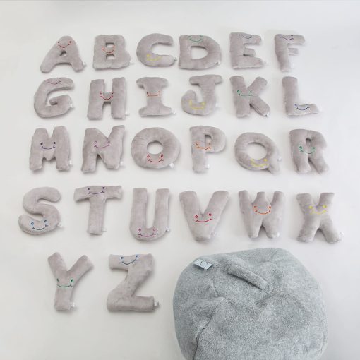 Juguetes Educativos del Alfabeto Alphapals - Juego de 26 Piezas en Color Gris Paloma, Letras Grandes de 11" en Bolsa de Peluche - Regalos Perfectos de Reconocimiento del Idioma y Conciencia del Abecedario para Ninos de 3, 4 y 5 Anos - Imagen 3