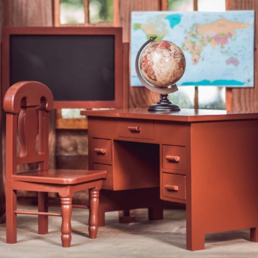 Conjunto de Muebles y Accesorios para Muñecas de 18 Pulgadas, Escritorios de Maestra y Estudiante con Libros Escolares, Pizarra, Lapiz, Globo y Mas, Compatible con Muebles para Muñecas American Girl - Imagen 6
