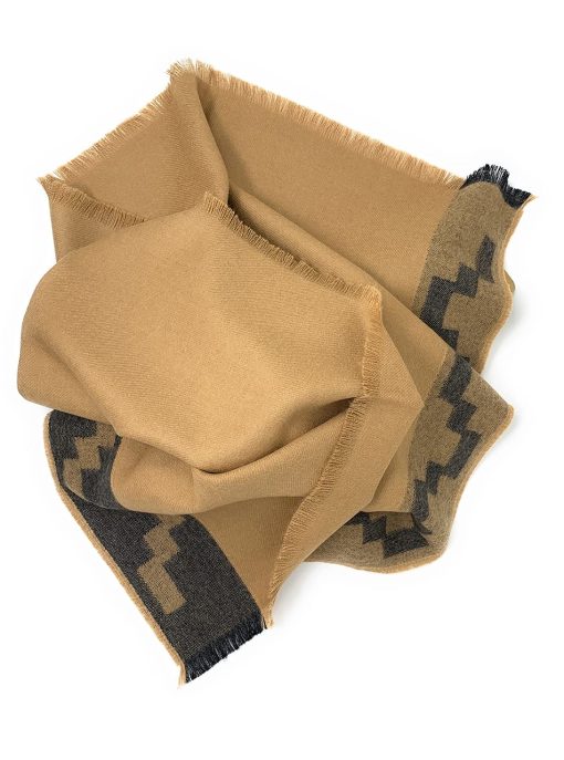 Alpaca Home | Manta de Tiro de 4 Estaciones Stepping Stones de Alpaca | 100% Lana de Alpaca Bebe | 6 pies de largo x 4.25 pies de ancho | Hipoalergenico y lujosamente suave (Tan/Charcoal) - Imagen 6