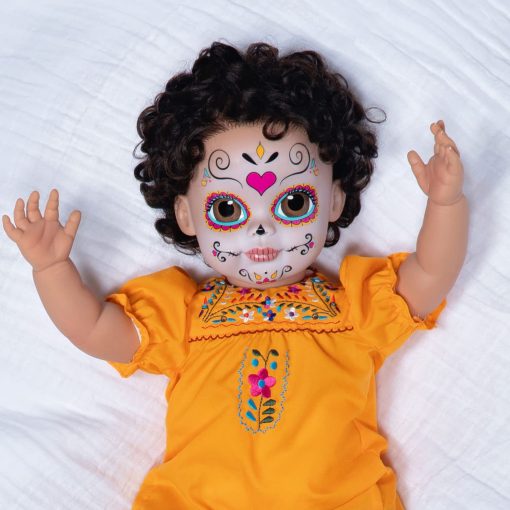 Muneca Paradise Galleries - Nina Dia de Los Muertos 21" Pintura Facial de Calavera con Bordado Tradicional y Cabello Suave, Set de Regalo Azuquita de 3 Piezas para Mayores de 3 anos - Imagen 9
