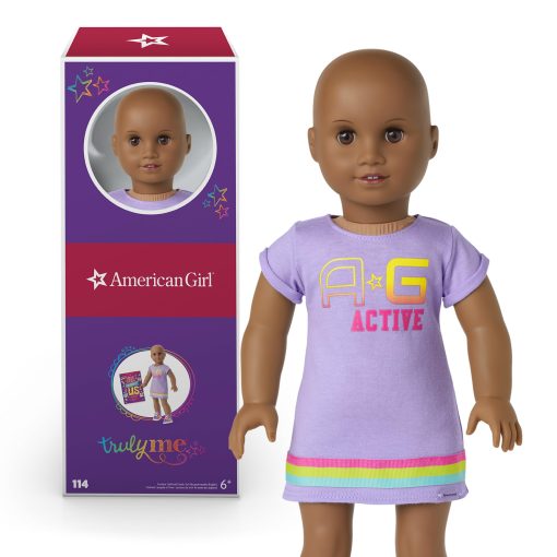 Muneca American Girl Truly Me de 18 pulgadas #114 con Ojos Marrones, Sin Pelo, Piel Oscura, Vestido Morado Estampado de Camiseta, Para Ninas de 6+ anos