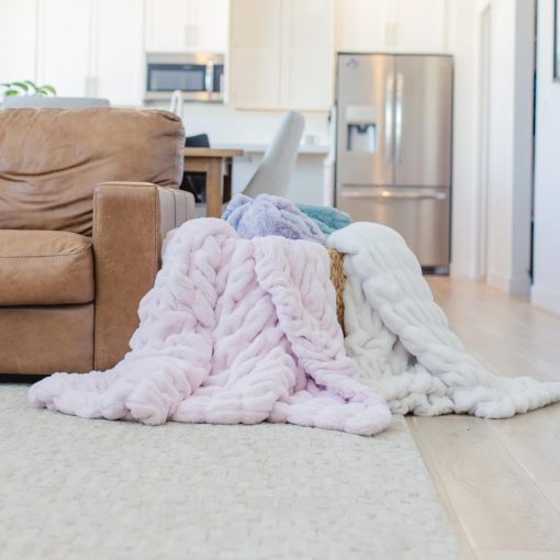 Manta de Piel Sintetica Disenos Minky - Extra Suave, Esponjosa y Peluda para Sofa, Cama o Decoracion del Hogar - Perfecta para Adultos, Adolescentes y Ninos (Chic | Rosa Flores) - Imagen 3