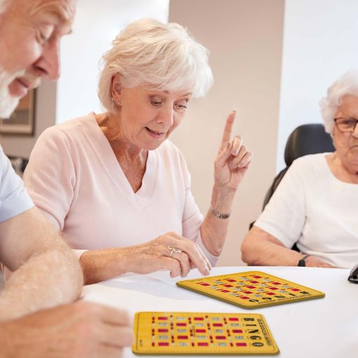 MR CHIPS Cartones de Bingo a Prueba de Atascos con Ventanas Deslizantes, 25 Cartones de Bingo Reutilizables, 75 Cartas de Llamada de Bingo, 1 Tablero Maestro de Bingo en Estilo de Veta de Madera - Imagen 6