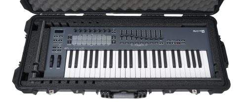Estuche para teclado de 37-49 Notas Case Club para teclados de hasta 32.5" L x 11.5" W x 3.25" H - Estuche resistente, impermeable, a prueba de aplastamiento, con ruedas, y con capacidad de envio. Estuche rodante con cerradura de servicio pesado aprobado por lineas aereas - Imagen 3