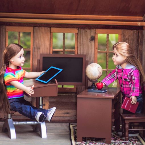 Conjunto de Muebles y Accesorios para Muñecas de 18 Pulgadas, Escritorios de Maestra y Estudiante con Libros Escolares, Pizarra, Lapiz, Globo y Mas, Compatible con Muebles para Muñecas American Girl - Imagen 2