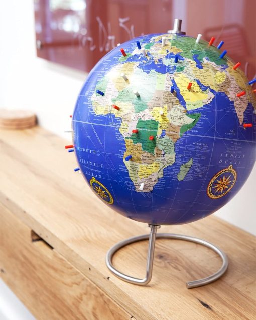 Globo Magnetico del Mundo, Esfera Magnetica de 10" de Pie para Escritorio u Oficina, Globo de Geografia Perfecto con Soporte para Decoracion del Hogar y Educacion - Bullseye Office (Azul) - Imagen 7