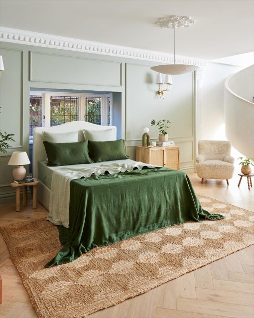 Colcha de lino Bed Threads - Lino 100% de lino frances y rayon derivado de bambu - Diseno reversible de dos tonos - Lavable a maquina - King/Cali King - Sage/Olive