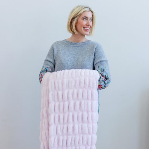 Manta de Piel Sintetica Disenos Minky - Extra Suave, Esponjosa y Peluda para Sofa, Cama o Decoracion del Hogar - Perfecta para Adultos, Adolescentes y Ninos (Chic | Rosa Flores) - Imagen 6