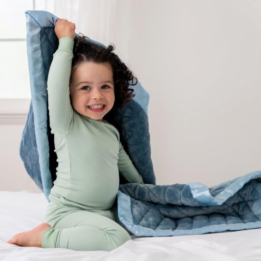 Manta Ponderada DREAMLAND BABY de 4 lb para Niños. Telas Dobles Transpirables con un Lado de Felpa Refrescante y Microfelpa Acogedora en Reverso. Para Edades 3+ y/o 30+ lbs (Azul Oceano) - Imagen 2
