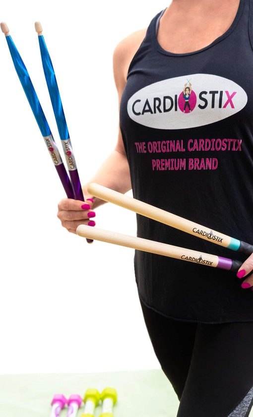 Baquetas de Tambor CardioStix de American Hickory Wood Premium de Mayor Peso de 8 oz (1 PAR A ELEGIR) | Para Tamborileo, Fitness, Clase Aerobica, Ejercicios (Estandar Morado) - Imagen 3