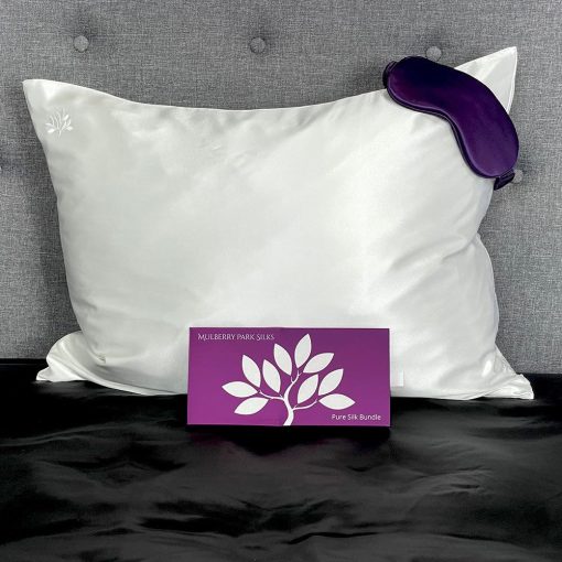 Set de Regalo de Funda de Almohada y Antifaz de Seda Mulberry Park - 100% Grado 6A, 22 Momme Seda de Morera Charmeuse - Funda de Almohada Tamano Queen con Cierre de Cremallera Oculta (20" x 30"), Blanco/Morado - Imagen 4