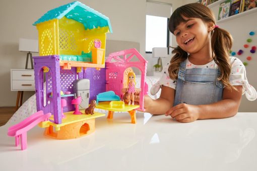 Clubhouse Super Secreto de Polly Pocket de 2 Niveles con Dormitorio, Cocina, Tobogan, Muneca Polly de 3 pulgadas, Figura de Perro Peaches, Sofa, Silla, Accesorios de Pastel; Para Edades de 4 y mas - Imagen 4