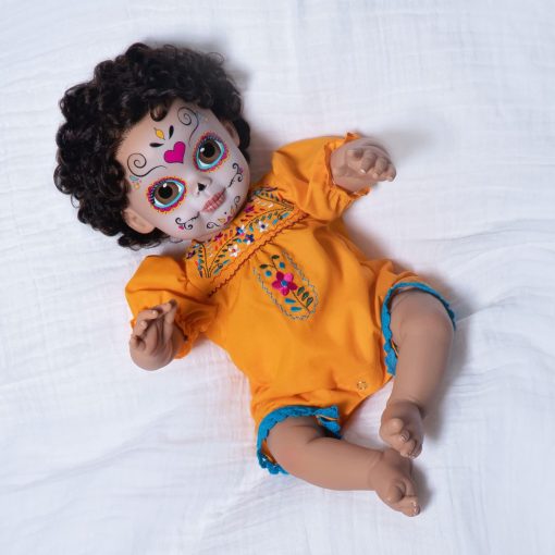 Muneca Paradise Galleries - Nina Dia de Los Muertos 21" Pintura Facial de Calavera con Bordado Tradicional y Cabello Suave, Set de Regalo Azuquita de 3 Piezas para Mayores de 3 anos - Imagen 8