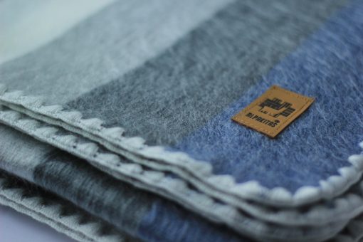 Manta de Lana de Alpaca - Manta de Cama Tamano Queen - Mantas de Alpaca - Mejor Regalo & Manta Calida, Ligera, para Sofa o Campamento - Manta de Exterior - 87 x 64 pulgadas (Gris y Azul) - Imagen 3