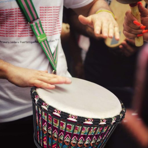 Djembe Drum, AKLOT Tambor Africano Cubierto de Tela de Cabra con Parche de Tambor de 10'' x 20'' Resina ABS Ligero para Principiantes (Rojo Floral) - Imagen 7