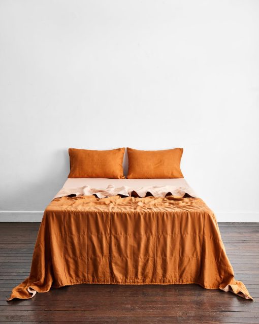 Edredon de lino Bed Threads - 100% lino frances y rayon de bambu - Diseno reversible de dos tonos - Lavable a maquina - King/Cali King - Terracota/Rust - Imagen 3